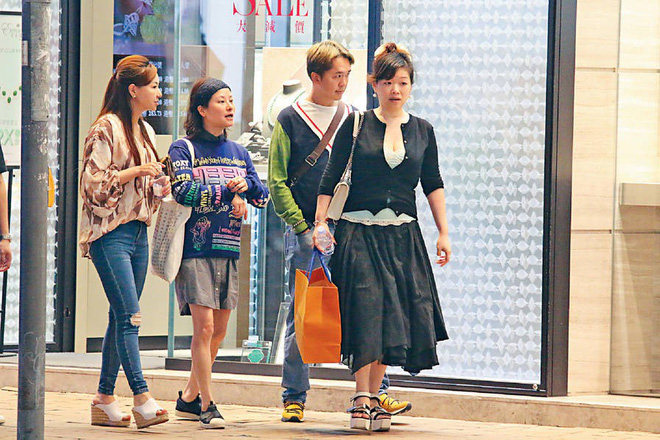 Sao TVB vui vẻ hẹn hò cùng lúc với ba bà vợ trên phố