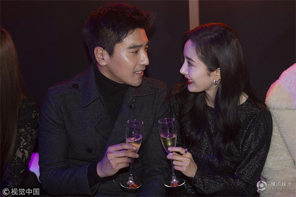 Quá tình tứ bên Dạ Hoa Triệu Hựu Đình, Dương Mịch bị cư dân mạng chỉ trích Quá tình tứ bên Dạ Hoa Triệu Hựu Đình, Dương Mịch bị cư dân mạng chỉ trích