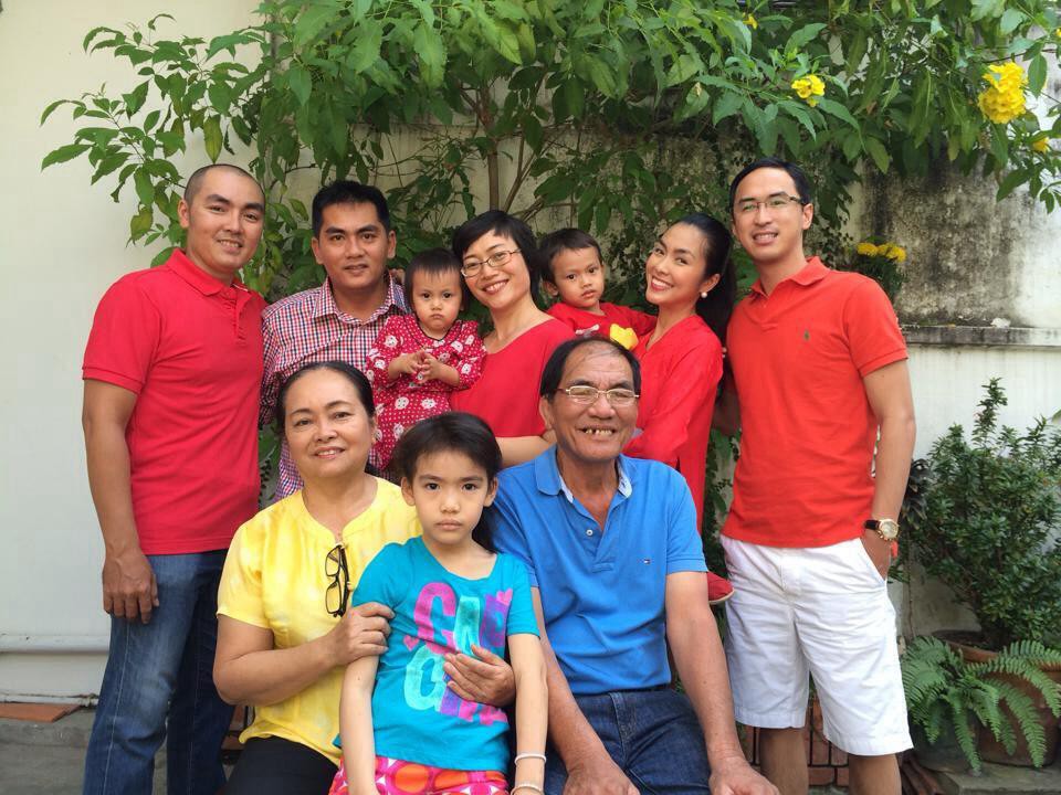 Loạt ảnh hiếm hoi về cuộc sống giản dị mà hạnh phúc bố mẹ ruột Hà Tăng