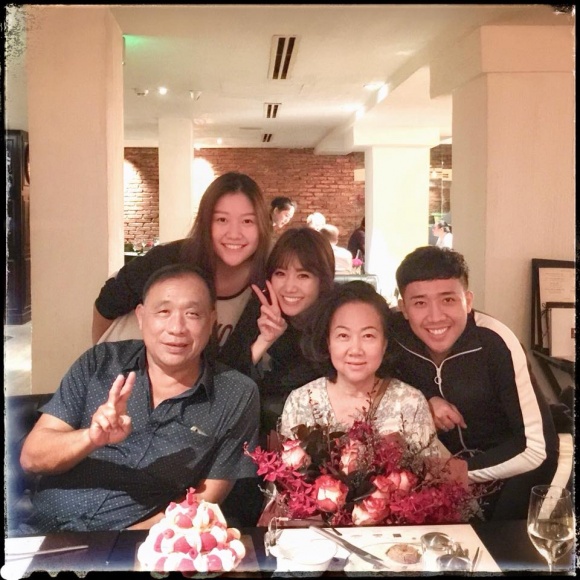 Hari Won bất ngờ tổ chức sinh nhật muộn cho mẹ chồng