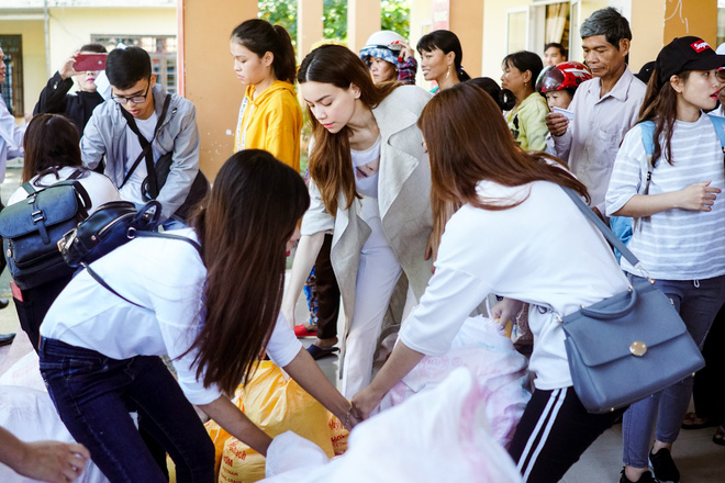 Hồ Ngọc Hà cùng mẹ về miền Trung hỗ trợ bà con sau bão Damrey