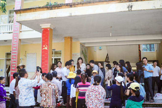 Hồ Ngọc Hà cùng mẹ về miền Trung hỗ trợ bà con sau bão Damrey Hồ Ngọc Hà cùng mẹ về miền Trung hỗ trợ bà con sau bão Damrey