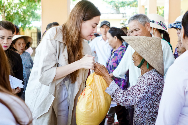 Hồ Ngọc Hà cùng mẹ về miền Trung hỗ trợ bà con sau bão Damrey Hồ Ngọc Hà cùng mẹ về miền Trung hỗ trợ bà con sau bão Damrey