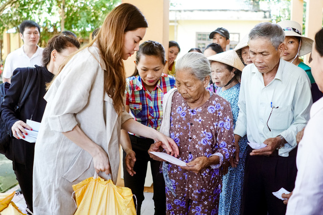 Hồ Ngọc Hà cùng mẹ về miền Trung hỗ trợ bà con sau bão Damrey