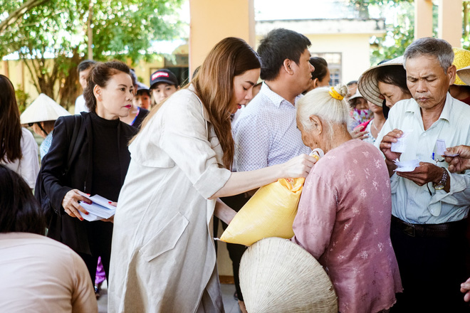 Hồ Ngọc Hà cùng mẹ về miền Trung hỗ trợ bà con sau bão Damrey Hồ Ngọc Hà cùng mẹ về miền Trung hỗ trợ bà con sau bão Damrey