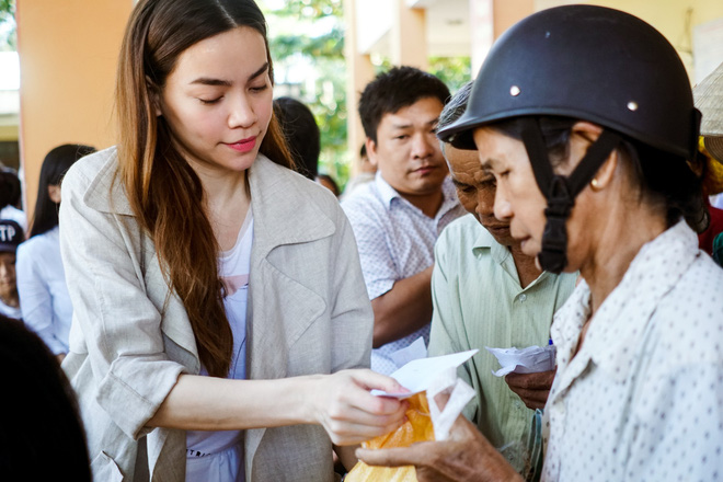 Hồ Ngọc Hà cùng mẹ về miền Trung hỗ trợ bà con sau bão Damrey Hồ Ngọc Hà cùng mẹ về miền Trung hỗ trợ bà con sau bão Damrey