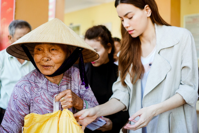 Hồ Ngọc Hà cùng mẹ về miền Trung hỗ trợ bà con sau bão Damrey Hồ Ngọc Hà cùng mẹ về miền Trung hỗ trợ bà con sau bão Damrey
