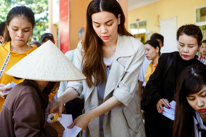 Hồ Ngọc Hà cùng mẹ về miền Trung hỗ trợ bà con sau bão Damrey