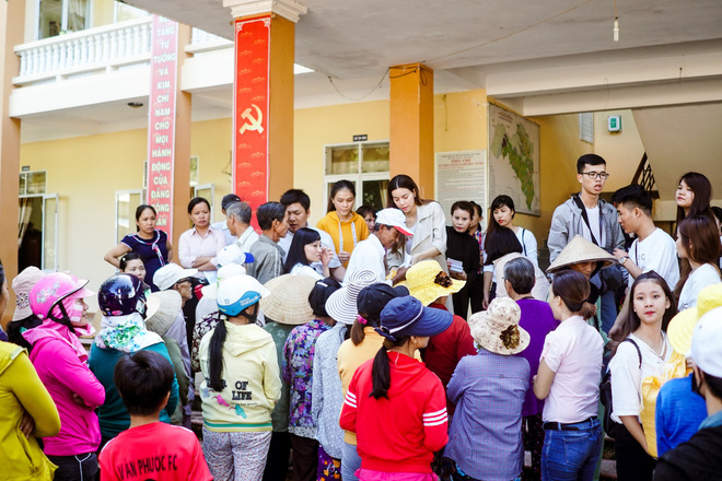 Hồ Ngọc Hà cùng mẹ về miền Trung hỗ trợ bà con sau bão Damrey Hồ Ngọc Hà cùng mẹ về miền Trung hỗ trợ bà con sau bão Damrey