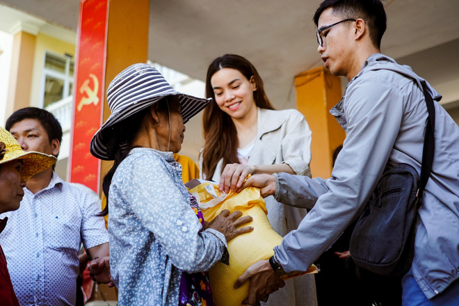 Hồ Ngọc Hà cùng mẹ về miền Trung hỗ trợ bà con sau bão Damrey Hồ Ngọc Hà cùng mẹ về miền Trung hỗ trợ bà con sau bão Damrey