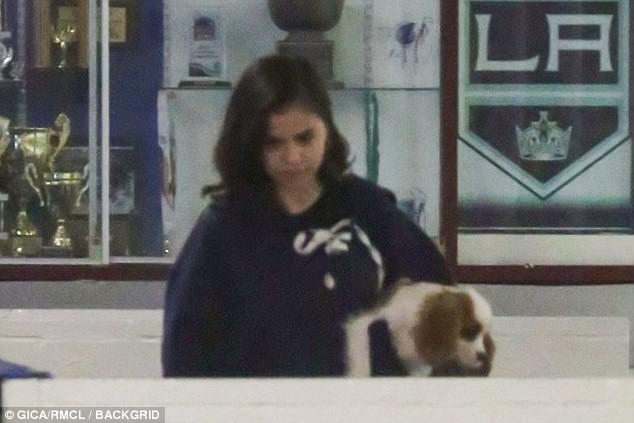 Selena Gomez và Justin Bieber công khai hôn nhau giữa chốn công cộng