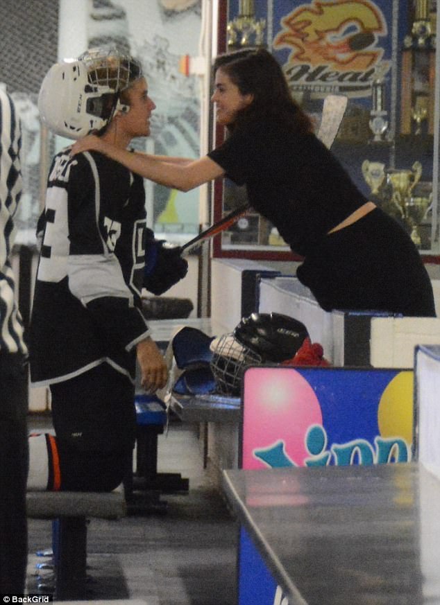 Selena Gomez và Justin Bieber công khai hôn nhau giữa chốn công cộng