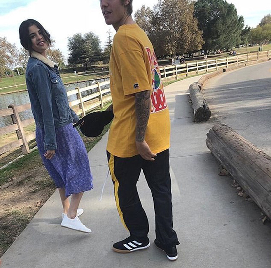 Selena Gomez và Justin Bieber công khai hôn nhau giữa chốn công cộng Selena Gomez và Justin Bieber công khai hôn nhau giữa chốn công cộng