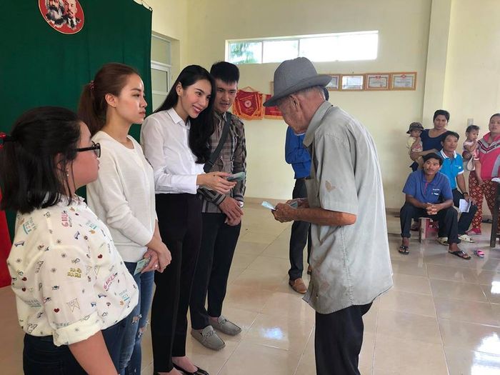 Thủy Tiên - Công Vinh mang nửa tỷ đồng tới Phú Yên hỗ trợ bà con vùng bão lũ Thủy Tiên - Công Vinh mang nửa tỷ đồng tới Phú Yên hỗ trợ bà con vùng bão lũ
