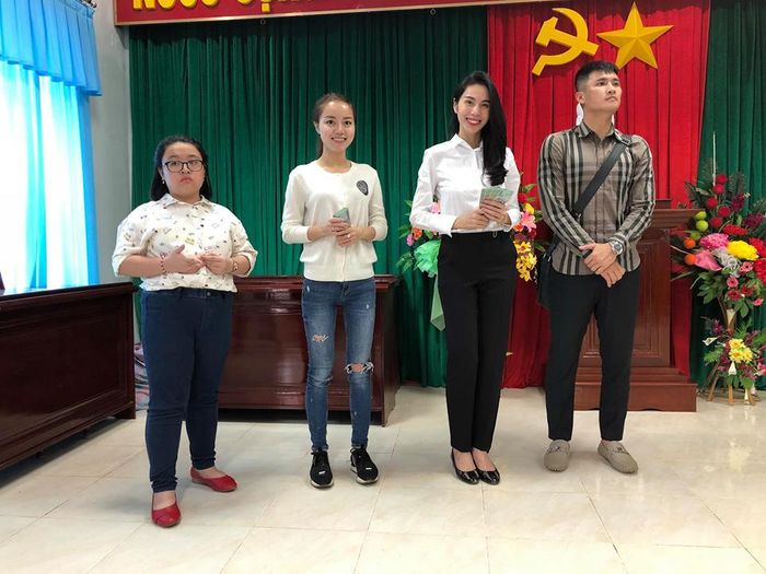 Thủy Tiên - Công Vinh mang nửa tỷ đồng tới Phú Yên hỗ trợ bà con vùng bão lũ