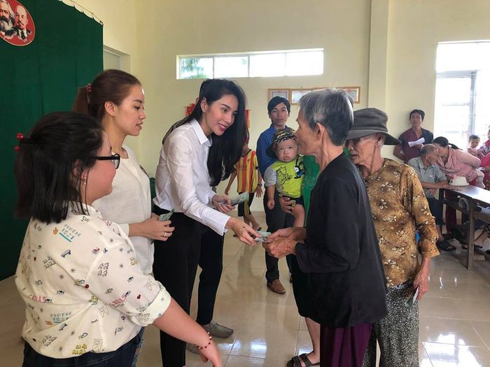 Thủy Tiên - Công Vinh mang nửa tỷ đồng tới Phú Yên hỗ trợ bà con vùng bão lũ Thủy Tiên - Công Vinh mang nửa tỷ đồng tới Phú Yên hỗ trợ bà con vùng bão lũ