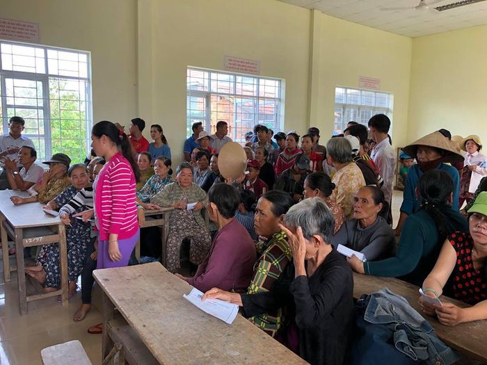 Thủy Tiên - Công Vinh mang nửa tỷ đồng tới Phú Yên hỗ trợ bà con vùng bão lũ Thủy Tiên - Công Vinh mang nửa tỷ đồng tới Phú Yên hỗ trợ bà con vùng bão lũ