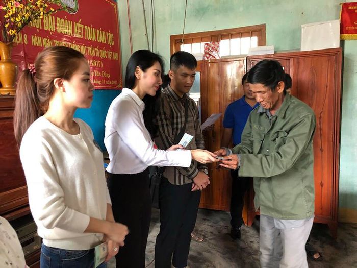 Thủy Tiên - Công Vinh mang nửa tỷ đồng tới Phú Yên hỗ trợ bà con vùng bão lũ