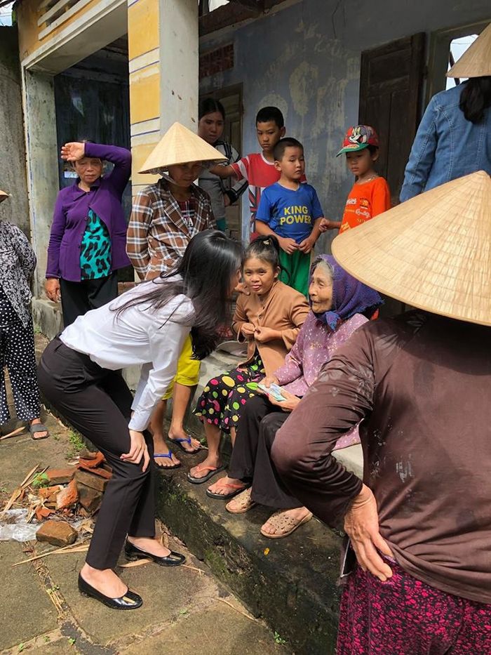 Thủy Tiên - Công Vinh mang nửa tỷ đồng tới Phú Yên hỗ trợ bà con vùng bão lũ Thủy Tiên - Công Vinh mang nửa tỷ đồng tới Phú Yên hỗ trợ bà con vùng bão lũ