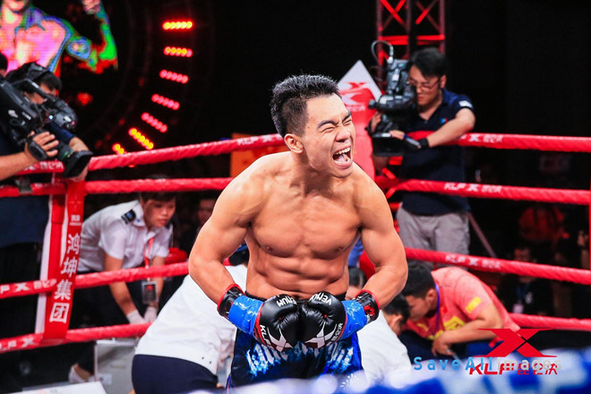 Võ sĩ Trung Quốc đá trộm đối thủ, chiến thắng sau một giây