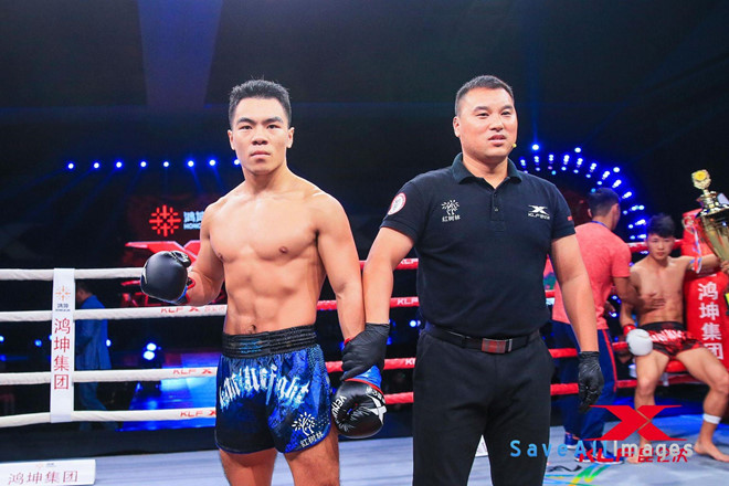 Võ sĩ Trung Quốc đá trộm đối thủ, chiến thắng sau một giây