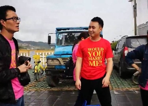 Chuẩn bị màn cầu hôn hoành tráng, chàng trai méo mặt vì bạn gái mù đường Chuẩn bị màn cầu hôn hoành tráng, chàng trai méo mặt vì bạn gái mù đường