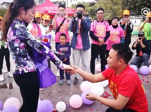 Chuẩn bị màn cầu hôn hoành tráng, chàng trai méo mặt vì bạn gái mù đường Chuẩn bị màn cầu hôn hoành tráng, chàng trai méo mặt vì bạn gái mù đường