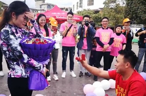 Chuẩn bị màn cầu hôn hoành tráng, chàng trai méo mặt vì bạn gái mù đường Chuẩn bị màn cầu hôn hoành tráng, chàng trai méo mặt vì bạn gái mù đường