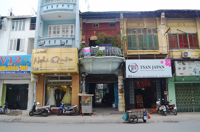 Con hẻm trăm tuổi đậm chất Hong Kong giữa trung tâm Sài Gòn