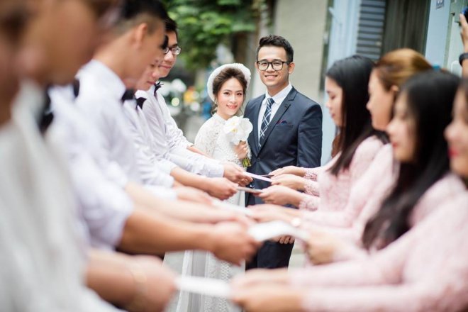 MC Chúng tôi là chiến sĩ làm đám hỏi với BTV xinh đẹp kém 5 tuổi