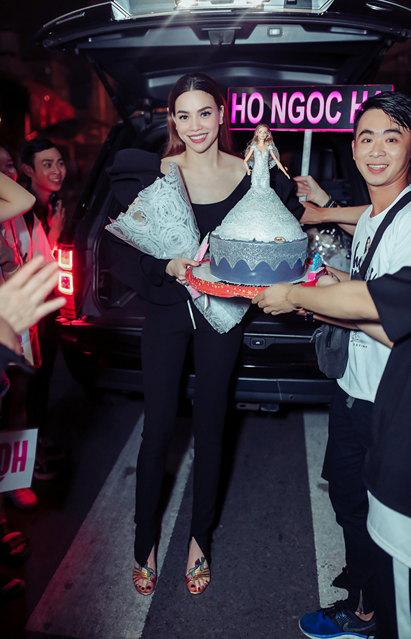 Hồ Ngọc Hà được mừng sinh nhật sớm trước khi đi Mỹ
