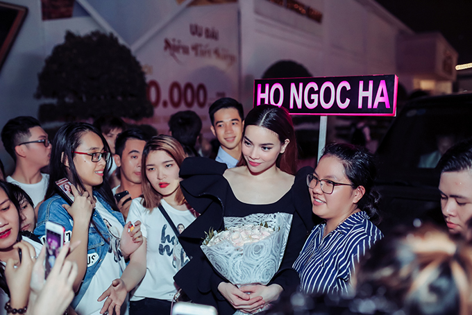 Hồ Ngọc Hà được mừng sinh nhật sớm trước khi đi Mỹ