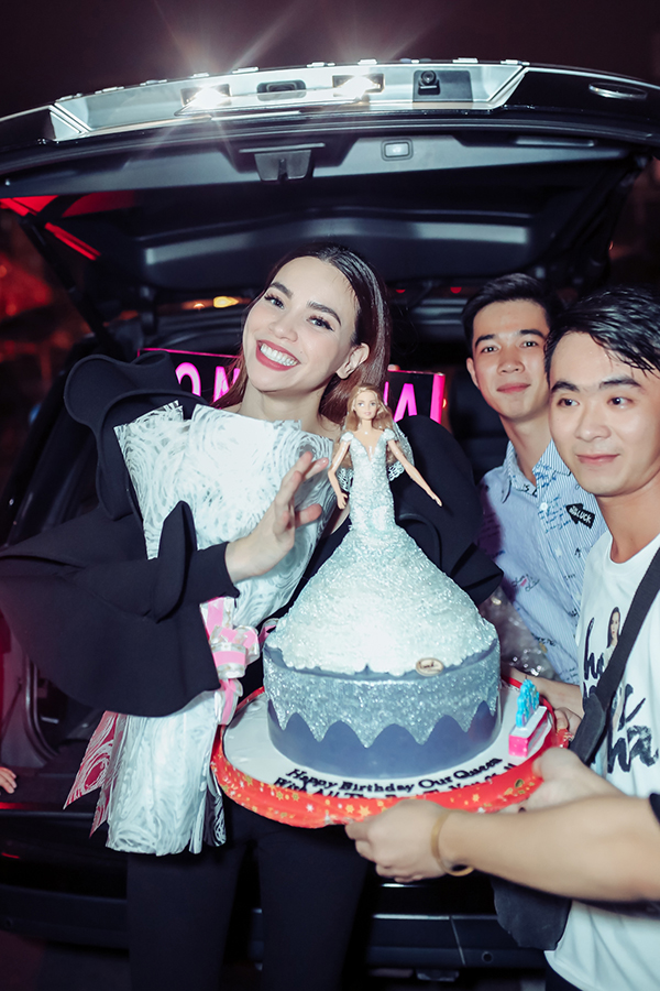 Hồ Ngọc Hà được mừng sinh nhật sớm trước khi đi Mỹ