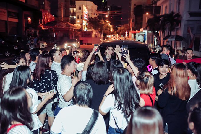 Hồ Ngọc Hà được mừng sinh nhật sớm trước khi đi Mỹ