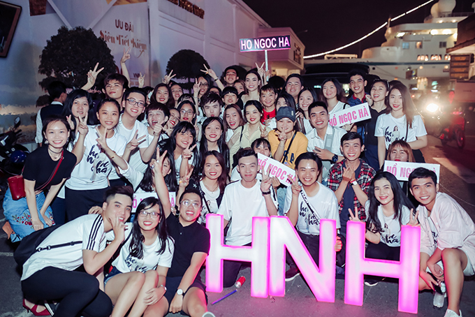 Hồ Ngọc Hà được mừng sinh nhật sớm trước khi đi Mỹ