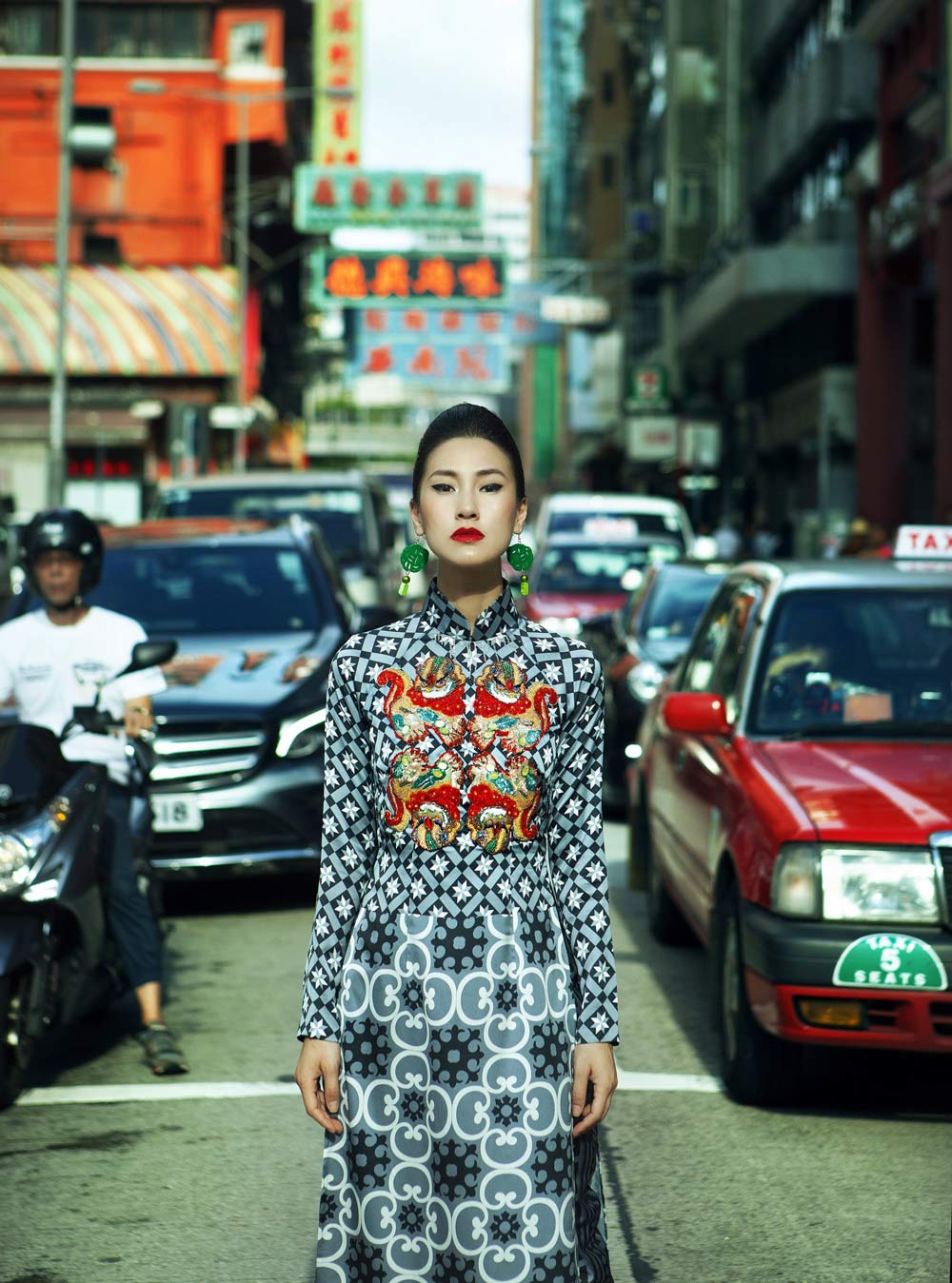 Kathy Uyên khoe vẻ đẹp kiêu hãnh với áo dài Cô ba Sài Gòn