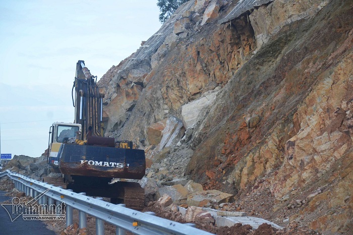 Sau 3 tháng thông xe, cao tốc tỷ đô sạt lở là bình thường