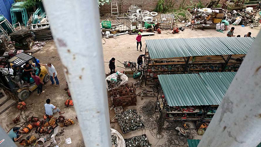 Siêu thị cơ khí ngang nhiên chui gầm cầu Thăng Long