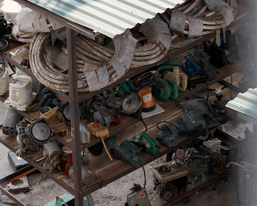 Siêu thị cơ khí ngang nhiên chui gầm cầu Thăng Long