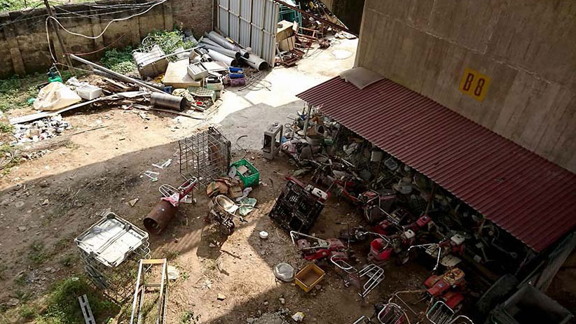 Siêu thị cơ khí ngang nhiên chui gầm cầu Thăng Long