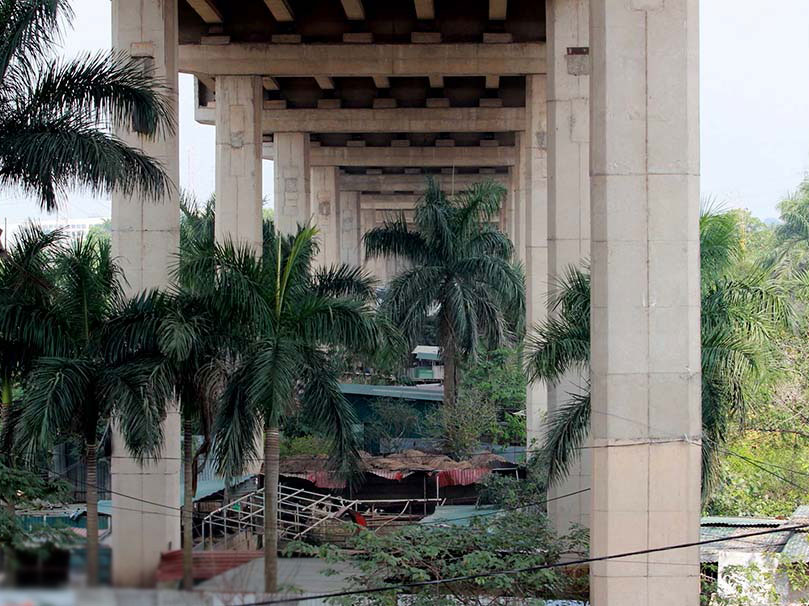 Siêu thị cơ khí ngang nhiên chui gầm cầu Thăng Long