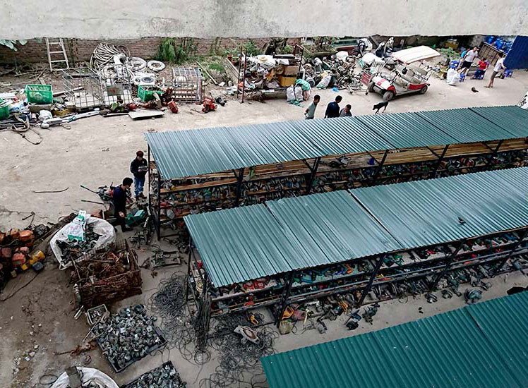 Siêu thị cơ khí ngang nhiên chui gầm cầu Thăng Long