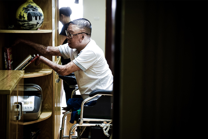 Cuộc sống sau 24 lần phẫu thuật của người lính vụ máy bay rơi