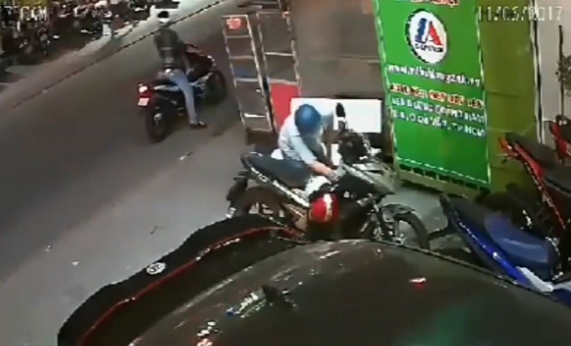 Trộm bỏ chạy trối chết sau 3 lần bẻ khóa xe máy bất thành