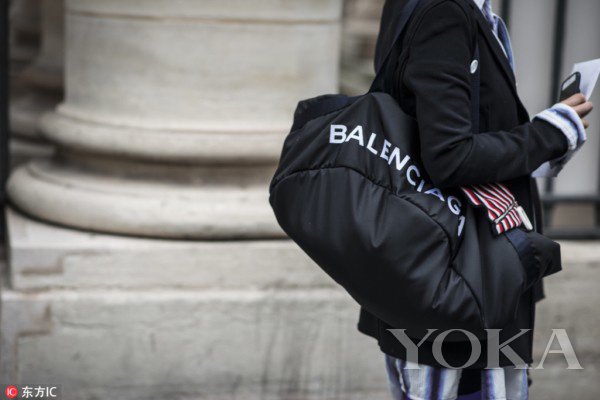 Túi to như... bao tải được sao lăng xê ầm ầm, chị em liệu có muốn thử?