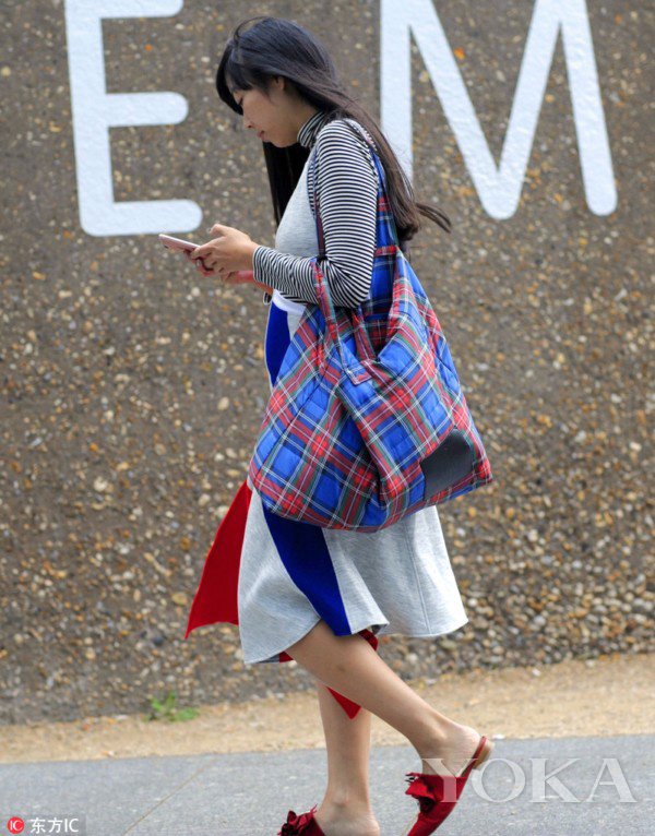 Túi to như... bao tải được sao lăng xê ầm ầm, chị em liệu có muốn thử?