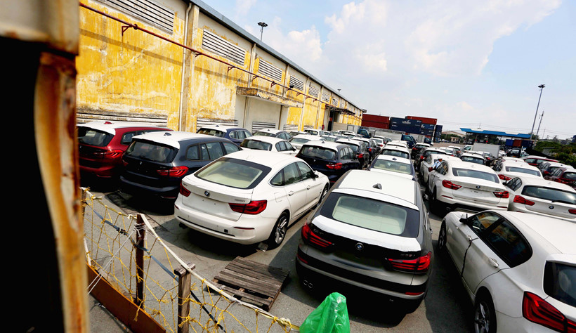 Hàng trăm xe sang phơi nắng mưa ngoài cảng