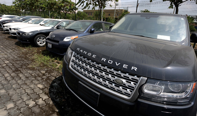 Hàng trăm xe sang phơi nắng mưa ngoài cảng