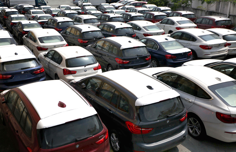 Hàng trăm xe sang phơi nắng mưa ngoài cảng