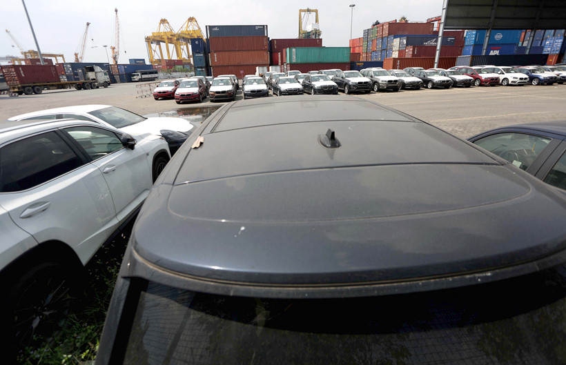 Hàng trăm xe sang phơi nắng mưa ngoài cảng